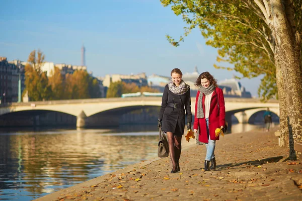 Zwei junge mädchen gehen zusammen in paris — Stockfoto