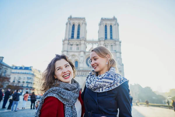 Two young girls near Notre-Dame in Paris — Stock Photo, Image