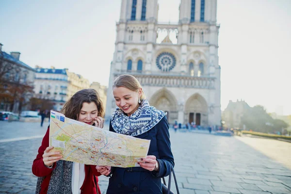 Duas meninas tomando selfie perto de Notre-Dame em Paris — Fotografia de Stock