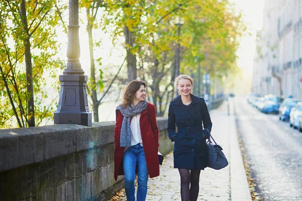 Duas jovens caminhando juntas em Paris — Fotografia de Stock