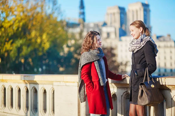 Dos chicas jóvenes caminando juntas en París —  Fotos de Stock