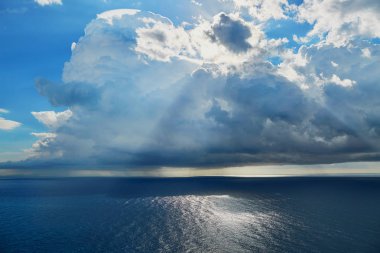 Dramatik gökyüzü, ışık ışınları ve Amalfi Coast, İtalya denizde doğal peyzaj