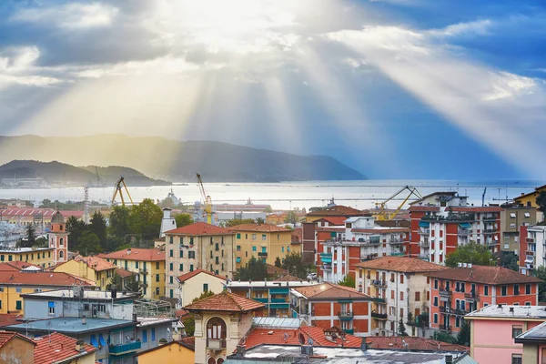 Vue aérienne panoramique de La Spezia au lever du soleil — Photo