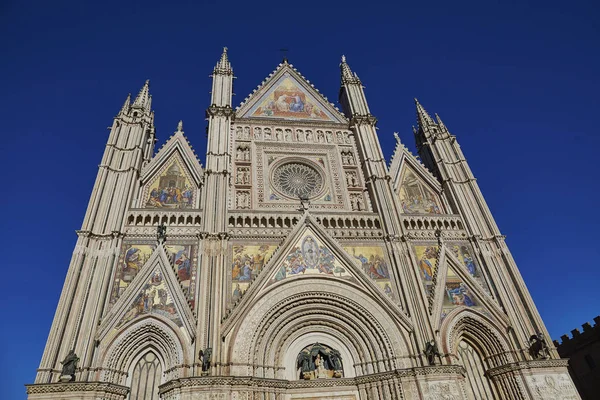 Famoso Duomo en el pueblo etrusco de Orvieto en Italia — Foto de Stock