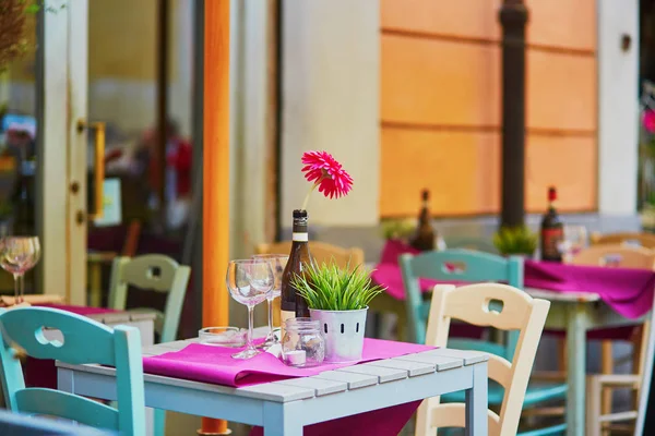 Accogliente caffè all'aperto a Roma, Italia — Foto Stock