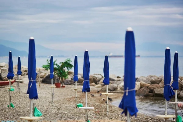 Blue beach umbrellas in Cetara, Italy — Stock Photo, Image