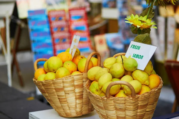 Friske økologiske citroner til salg på markedet for landbrugere - Stock-foto