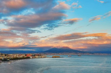 Hava doğal manzaralı Napoli Vezüv Yanardağı gün batımında