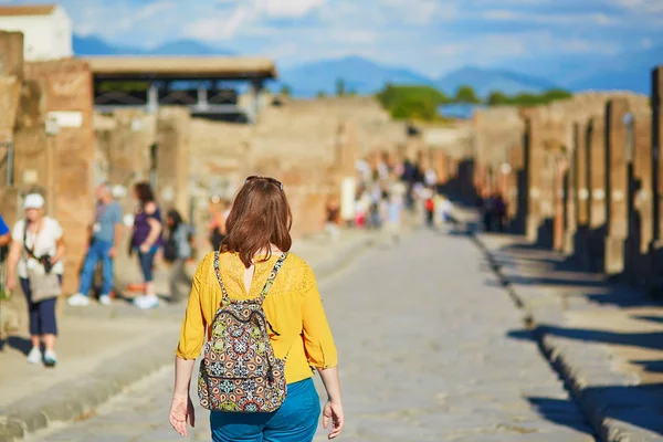 Tourist walking in Pompeii, an ancient Roman town — Stock Photo, Image