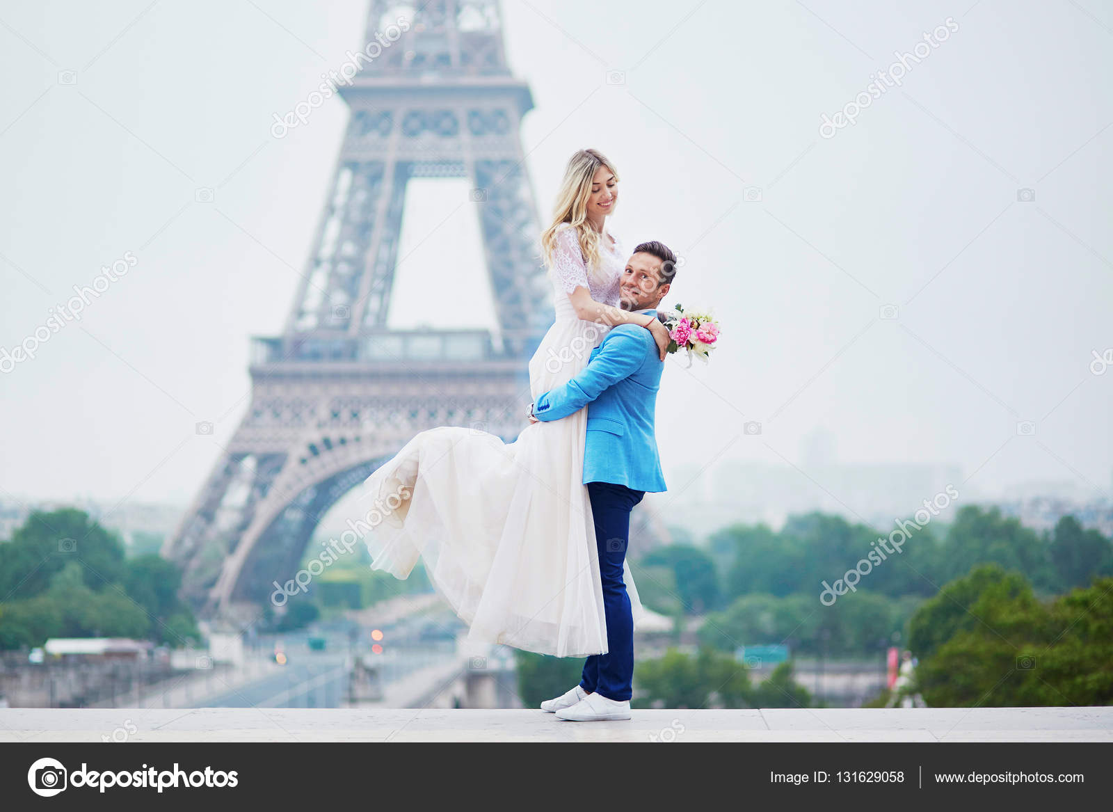パリのエッフェル塔の近くのちょうど結婚されていたカップル ストック写真 C Encrier