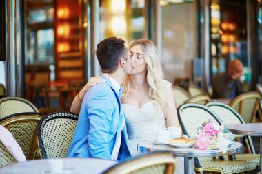 Sadece evli çift geleneksel Paris cafe