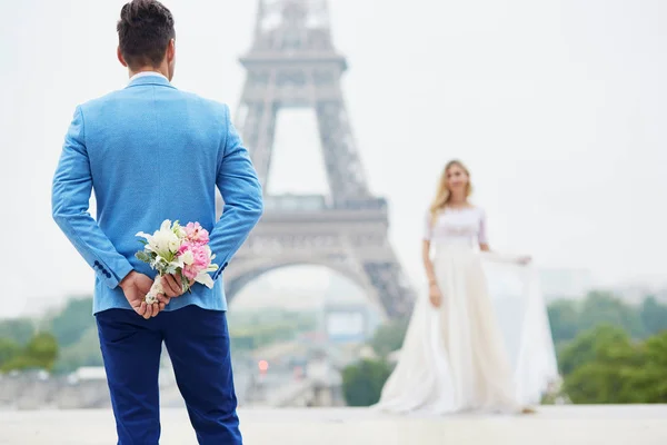 Groom escondendo o buquê de casamento atrás de suas costas — Fotografia de Stock