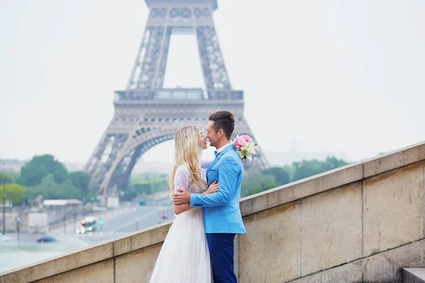 Couple marié près de la Tour Eiffel à Paris — Photo