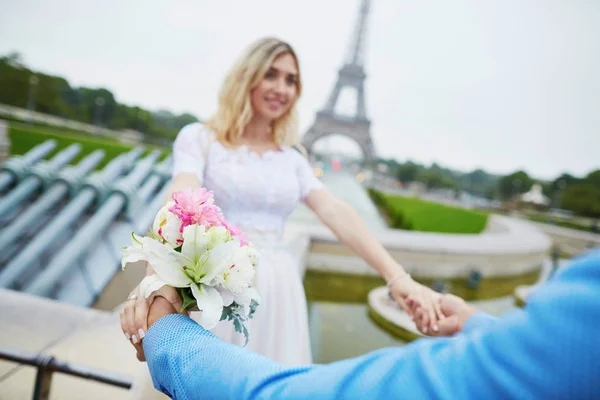 Casado casal perto da Torre Eiffel em Paris — Fotografia de Stock