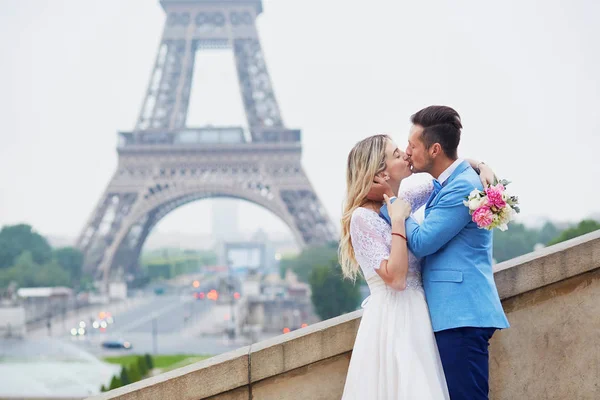 Pareja recién casada cerca de la Torre Eiffel en París — Foto de Stock