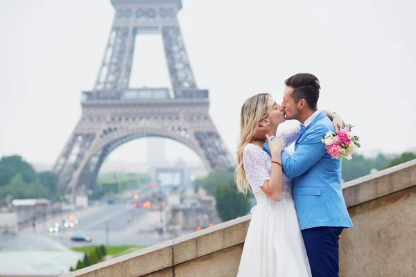 Couple marié près de la Tour Eiffel à Paris — Photo