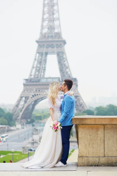 Coppia appena sposata vicino alla Torre Eiffel a Parigi — Foto Stock