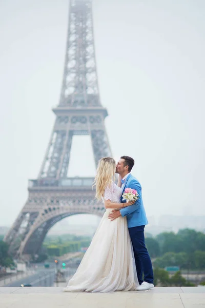 Coppia appena sposata vicino alla Torre Eiffel a Parigi — Foto Stock