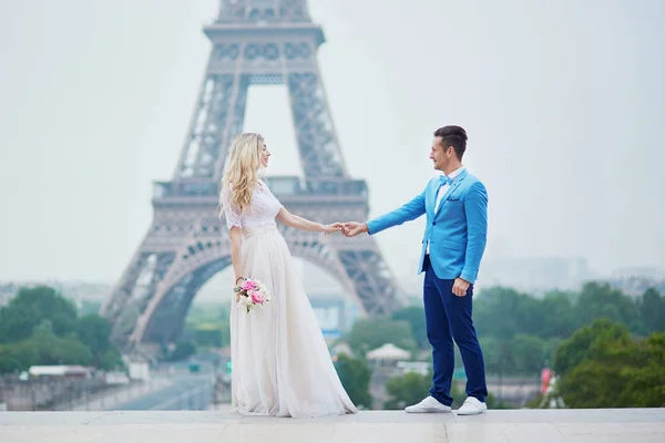 Casado casal perto da Torre Eiffel em Paris — Fotografia de Stock