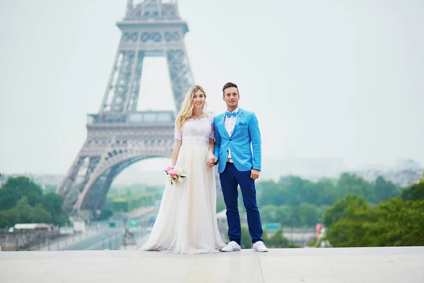 Coppia appena sposata vicino alla Torre Eiffel a Parigi — Foto Stock