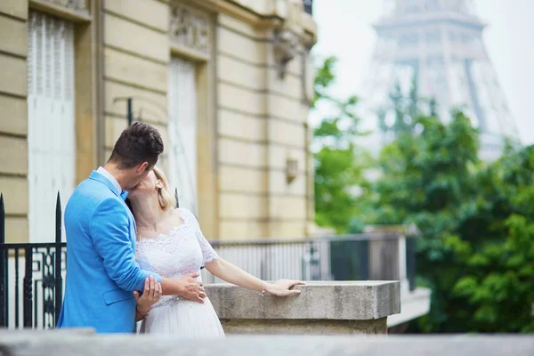 Net getrouwd koppel in de buurt van de Eiffeltoren in Parijs — Stockfoto