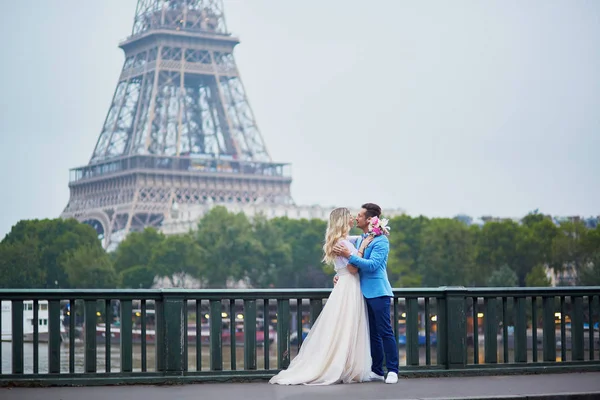 Pareja recién casada cerca de la Torre Eiffel en París — Foto de Stock