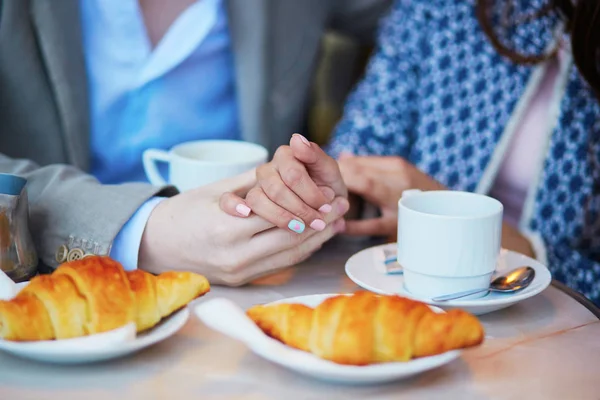 Романтическая пара в парижском кафе — стоковое фото