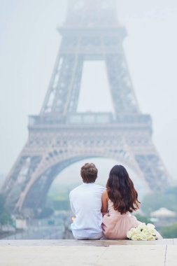 Romantik Çift Paris'te birlikte