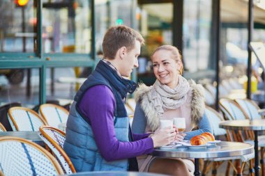 Paris, Fransa, kafede Romantik Çift