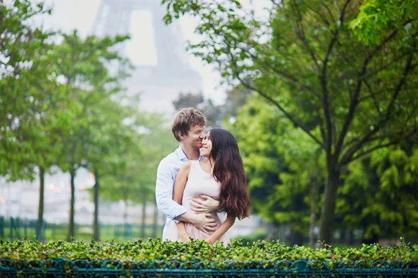 Romantic couple together in Paris — Stock Photo, Image