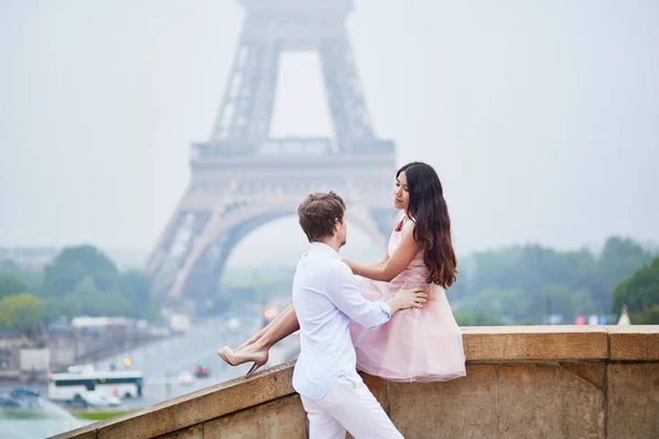 로맨틱 커플 파리에서 함께 — 스톡 사진