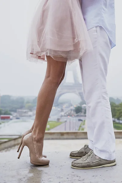 Pareja irreconocible frente a la Torre Eiffel de París — Foto de Stock