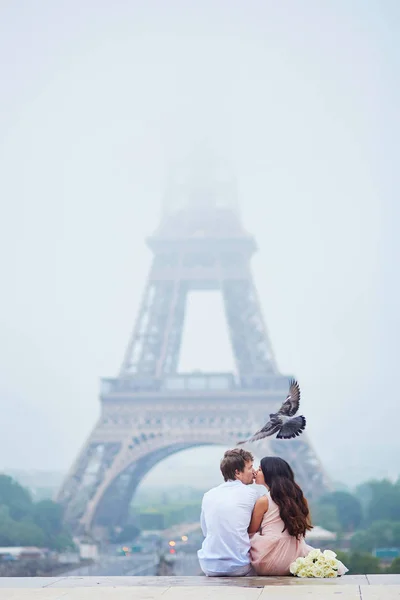 Casal romântico juntos em Paris — Fotografia de Stock