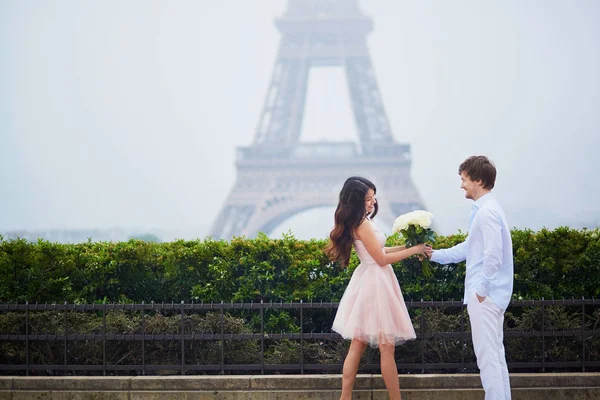 Romantisch paar samen in Parijs — Stockfoto
