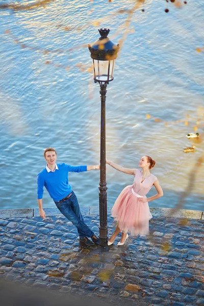 夫妇在巴黎塞纳河路堤上 — 图库照片