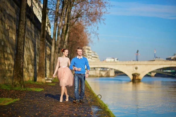 Ρομαντικό ζευγάρι στο Παρίσι, Γαλλία — Φωτογραφία Αρχείου