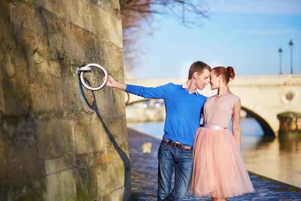 Coppia romantica a Parigi, Francia — Foto Stock