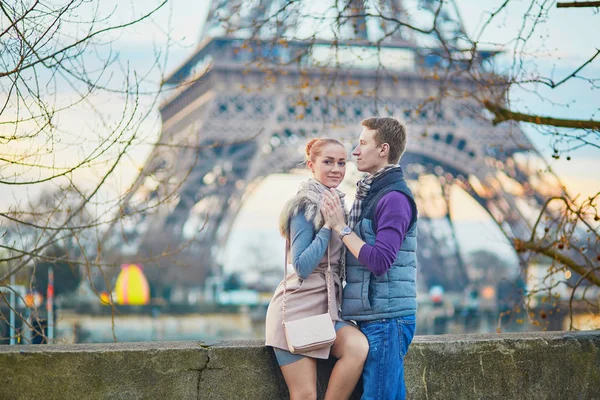 Romantický pár poblíž Eiffelova věž v Paříži, Francie — Stock fotografie