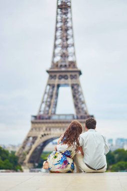 Eyfel Kulesi bir tarih olan romantik sevgi dolu Çift