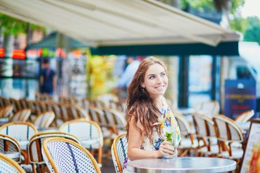 Kadın bir yaz gününde kokteyl ile Paris cafe