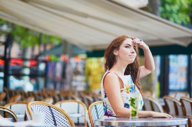 Kadın bir yaz gününde kokteyl ile Paris cafe