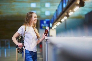 Güzel genç turist kız check-in kontuarında Uluslararası Havaalanı