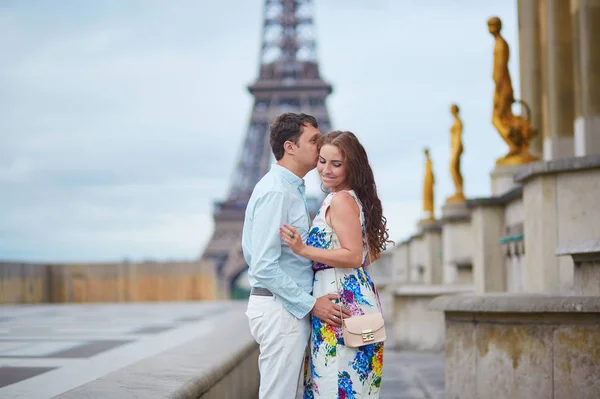 Romântico casal amoroso ter um encontro perto da torre Eiffel — Fotografia de Stock