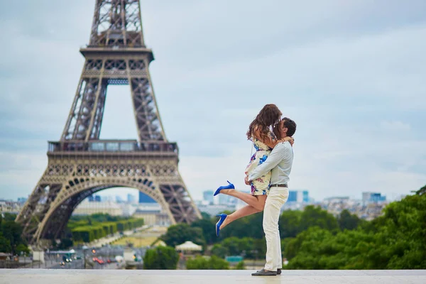 Romântico casal amoroso ter um encontro perto da torre Eiffel — Fotografia de Stock