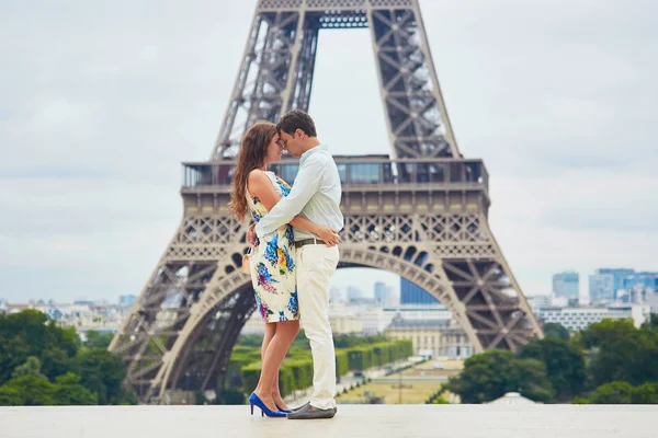 Ρομαντική αγάπη ζευγάρι κοντά στον Πύργο του Άιφελ, έχοντας μια ημερομηνία — Φωτογραφία Αρχείου