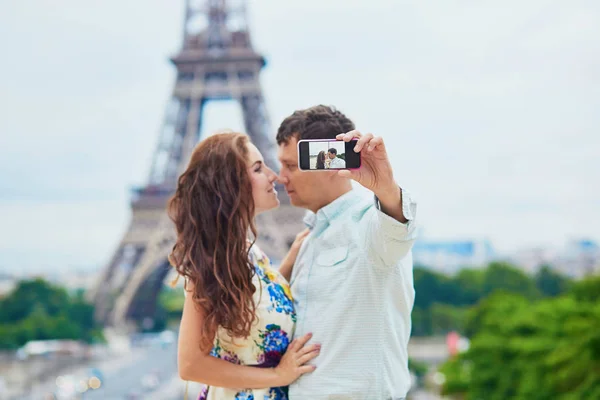 Romántica pareja amorosa teniendo una cita cerca de la Torre Eiffel — Foto de Stock