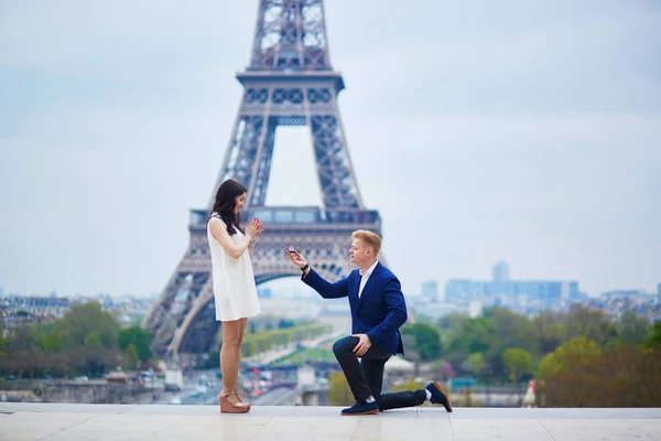 Romantyczne zaręczyny w Paryżu — Zdjęcie stockowe