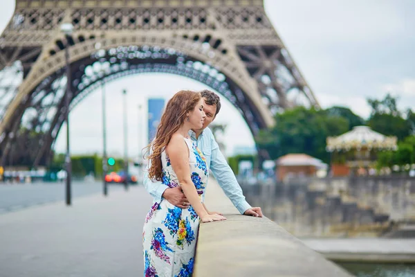 Романтическая влюбленная пара, встречающаяся у Эйфелевой башни — стоковое фото