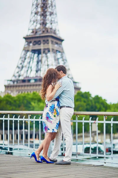 Ρομαντική αγάπη ζευγάρι κοντά στον Πύργο του Άιφελ, έχοντας μια ημερομηνία — Φωτογραφία Αρχείου