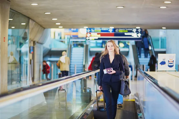 Business woman with hand luggage in international airport — Stock Photo, Image